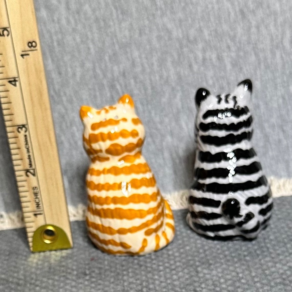 Cat Salt and Pepper Shakers Set Ceramic Orange Black White Striped Tabby Kittens - Picture 2 of 4